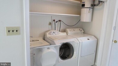 1043 W Areba Ave in Hershey, PA - Building Photo - Building Photo