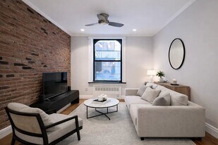 321 W 16th St, Unit 1W in New York, NY - Building Photo