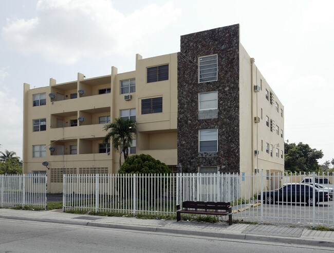 33rd Street Apartments in Miami, FL - Foto de edificio - Building Photo