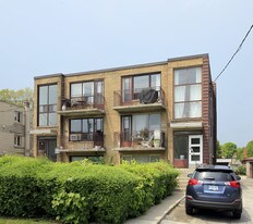14-16 Meadowbrook Rd in Toronto, ON - Building Photo