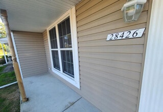 28426 Longmeadow Ln in Brownstown Township, MI - Foto de edificio - Building Photo