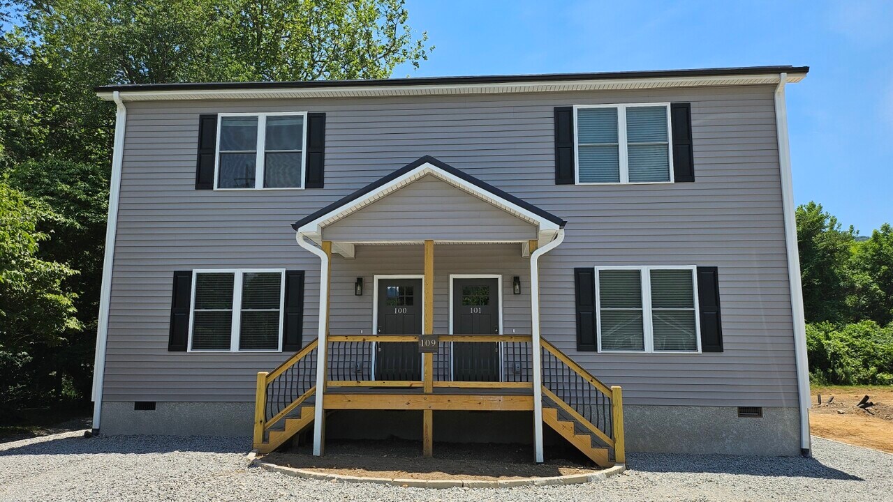 109 Stone Dr in Swannanoa, NC - Building Photo