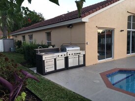 160 NW 166th Ave in Pembroke Pines, FL - Building Photo