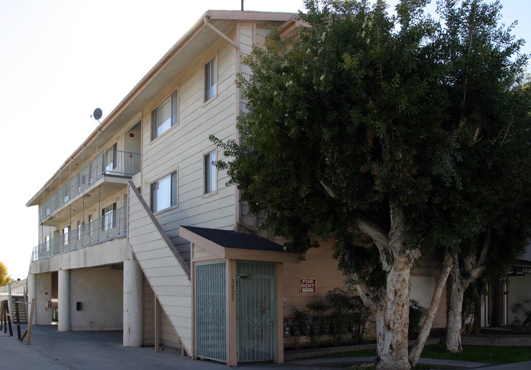 3022 E 15th St in Long Beach, CA - Foto de edificio
