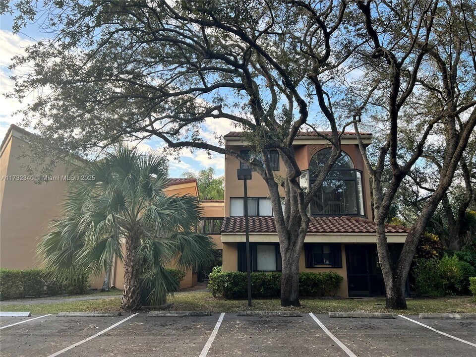 15525 N Miami Lakeway in Miami Lakes, FL - Foto de edificio