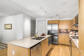 1310 NW Naito Pkwy, Unit 107 in Portland, OR - Foto de edificio - Building Photo