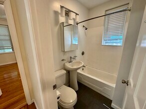 1407 Beacon St, Unit 2 in Brookline, MA - Foto de edificio - Building Photo