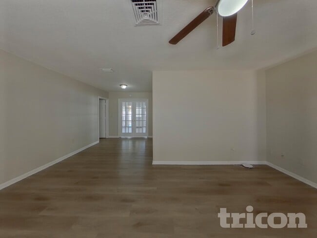 2290 Colonial Dr in Dunedin, FL - Foto de edificio - Building Photo