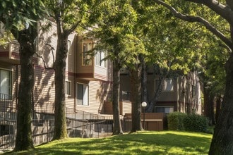 Woodchase Apartments in San Leandro, CA - Foto de edificio - Building Photo