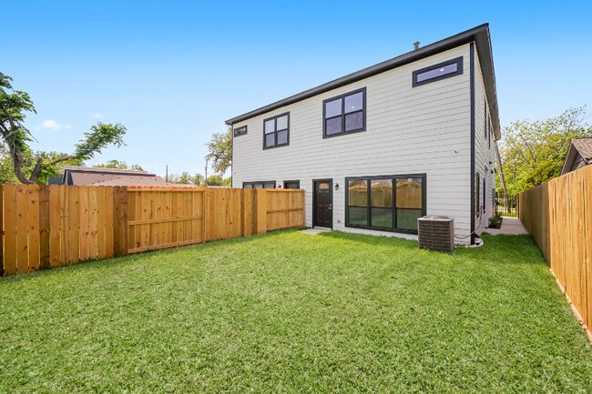 5626 Tommye St-Unit -Unit A in Houston, TX - Building Photo - Building Photo