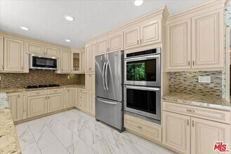 6911 Sunset Ridge Ct in Los Angeles, CA - Building Photo - Building Photo