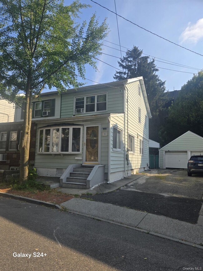 5 Pearce Pl in Great Neck Plaza, NY - Foto de edificio - Building Photo