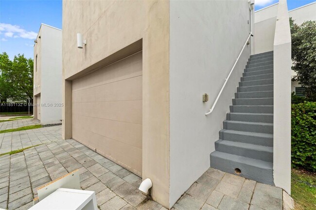 6658 NW 102nd Path in Doral, FL - Building Photo - Building Photo