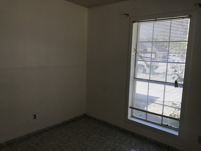 24 San Martin Dr, Unit 3 in Brownsville, TX - Foto de edificio - Building Photo