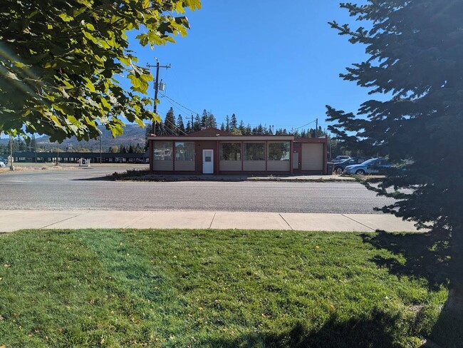 77 S Treat St in Priest River, ID - Building Photo - Building Photo