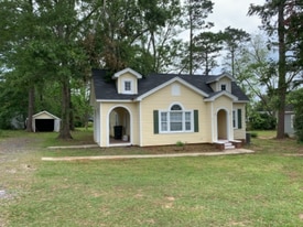 165 Grove Hl in Thomasville, AL - Building Photo