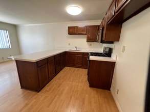 625 E Cypress Ave in Burbank, CA - Building Photo - Building Photo