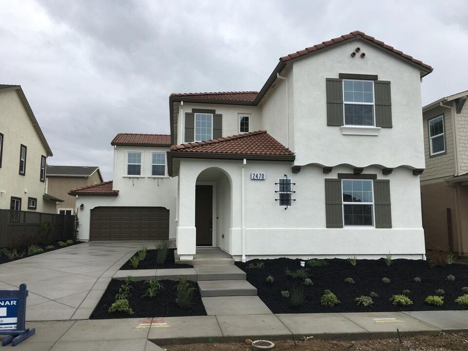 2470 Rio Grande Dr in Tracy, CA - Building Photo