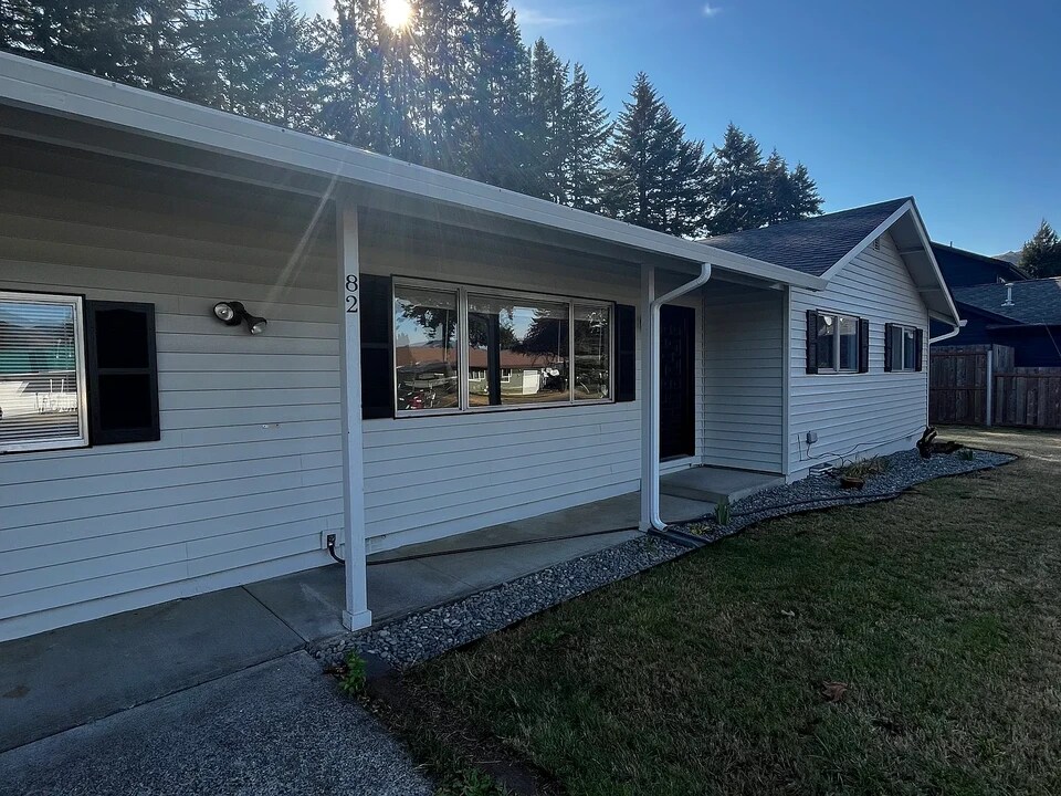82 Dalen St in Carson, WA - Building Photo