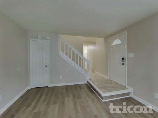 8259 Ehlerbrook Rd in Indianapolis, IN - Foto de edificio - Building Photo