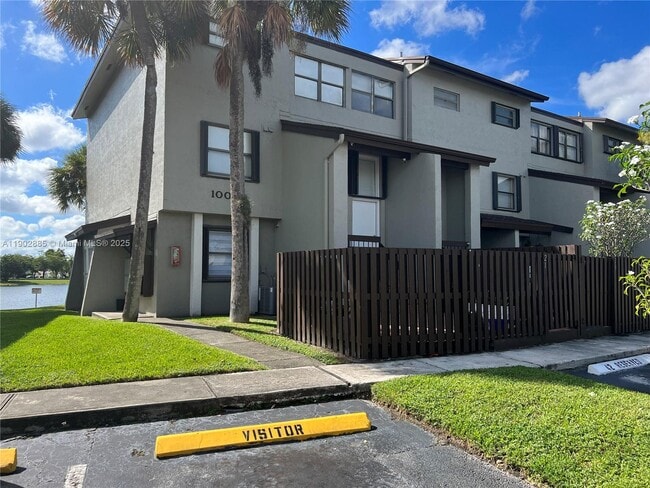 10060 NW 9th St Cir in Miami, FL - Building Photo - Building Photo