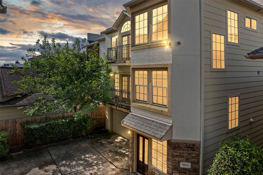 5811 Washington Ave in Houston, TX - Building Photo