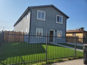 220 W 112th St in Los Angeles, CA - Foto de edificio - Building Photo