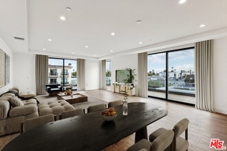 725 Croft Ave in Los Angeles, CA - Building Photo - Building Photo