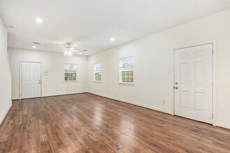 5007 Mallow St in Houston, TX - Foto de edificio - Building Photo