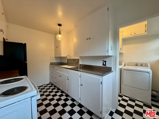 5560 Village Green in Los Angeles, CA - Building Photo - Building Photo