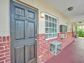 1211 NE 23rd Ave in Pompano Beach, FL - Foto de edificio - Building Photo