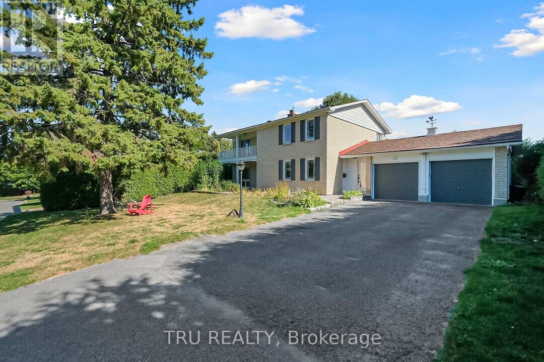 12 Apache Crescent in Ottawa, ON - Building Photo