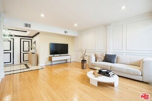 1124 Kings Rd in West Hollywood, CA - Building Photo