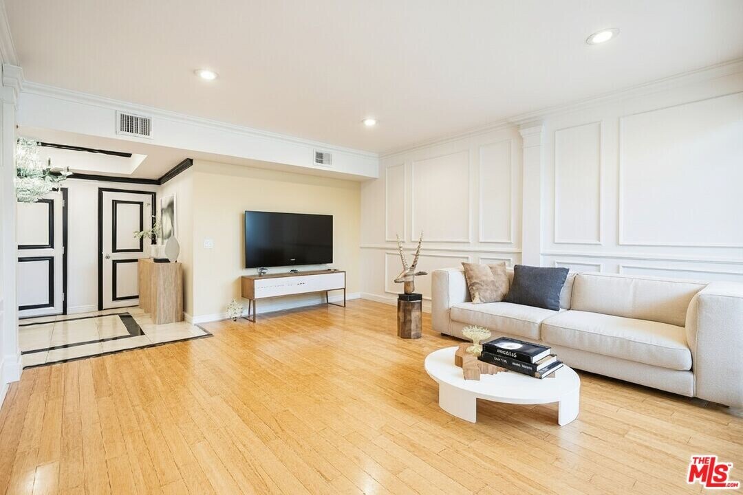 1124 Kings Rd in West Hollywood, CA - Building Photo