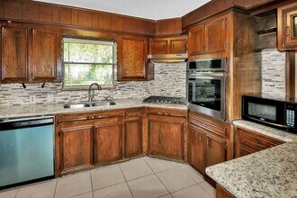 110 Pamellia Dr in Bellaire, TX - Building Photo - Building Photo