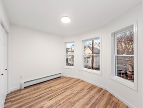 107 Abbott St, Unit 2 in Lawrence, MA - Foto de edificio - Building Photo