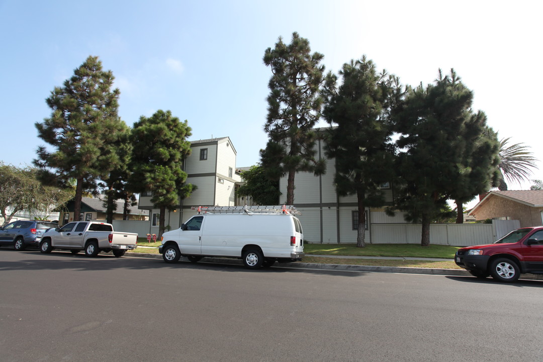 908-910 Florida St in Huntington Beach, CA - Building Photo