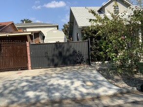 5608 Naomi Ave in Los Angeles, CA - Foto de edificio - Building Photo
