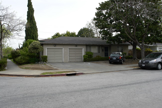 1523 Ebener St in Redwood City, CA - Foto de edificio - Building Photo