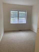 144 Lake Shore Rd, Unit 1 in Boston, MA - Building Photo - Building Photo