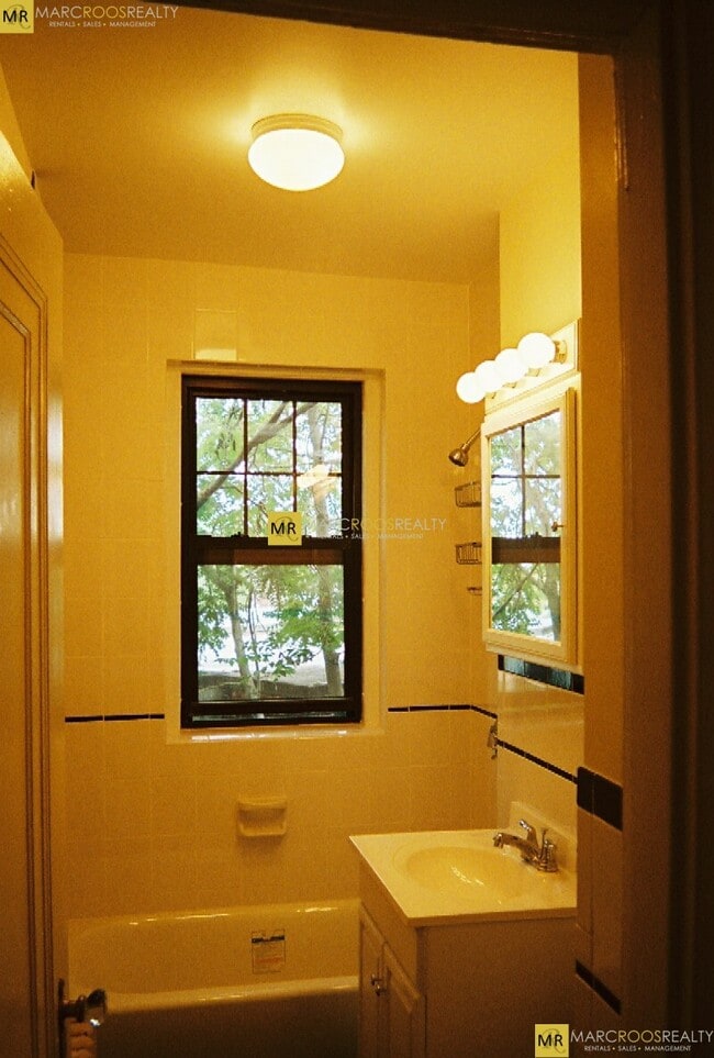 1999 Commonwealth Ave, Unit 24 in Boston, MA - Building Photo - Building Photo