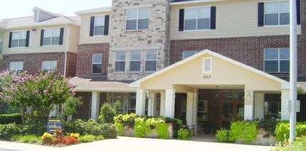 The Arbors on Wintergreen Senior Apartments in Desoto, TX - Foto de edificio - Building Photo