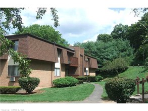 Crown Village in Meriden, CT - Foto de edificio - Building Photo