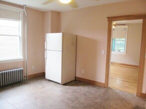 88 Thompson St, Unit 2 in Raritan, NJ - Foto de edificio - Building Photo