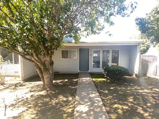 2000 Brookhurst St in Medford, OR - Building Photo - Building Photo