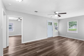 1104 Southampton Dr in Angleton, TX - Building Photo - Building Photo