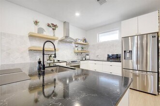 2709 E 5th St. in Austin, TX - Foto de edificio - Building Photo