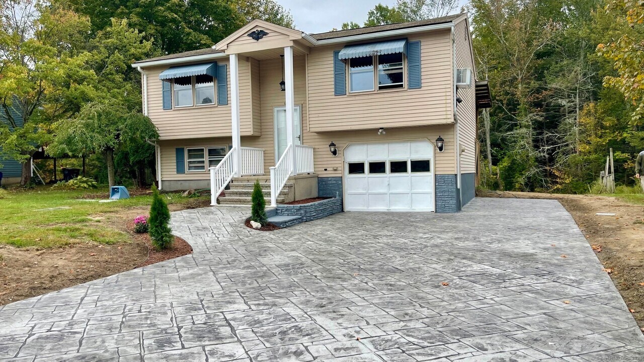 188 Moore Dr in Torrington, CT - Building Photo