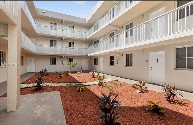 6155 NW 186th St, Unit 210 in Hialeah, FL - Building Photo - Building Photo