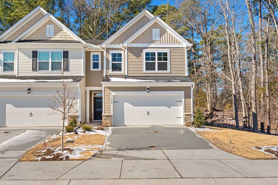 6105 Shade Tree Ln in Morrisville, NC - Building Photo